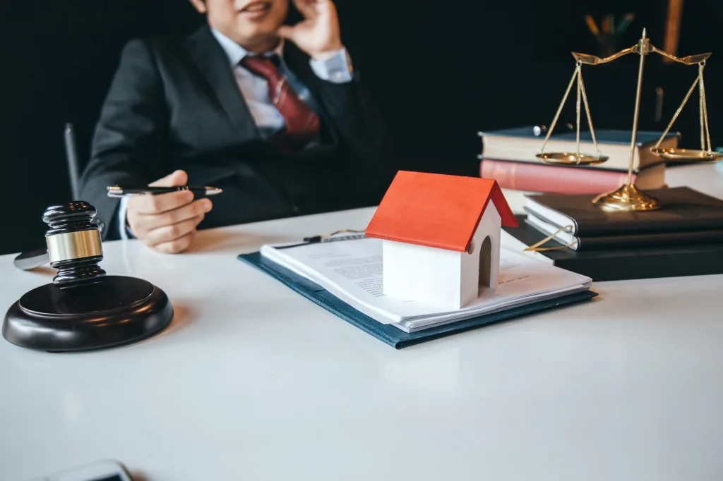 Lawyer who provides legal advice in the office. Trading house legally.