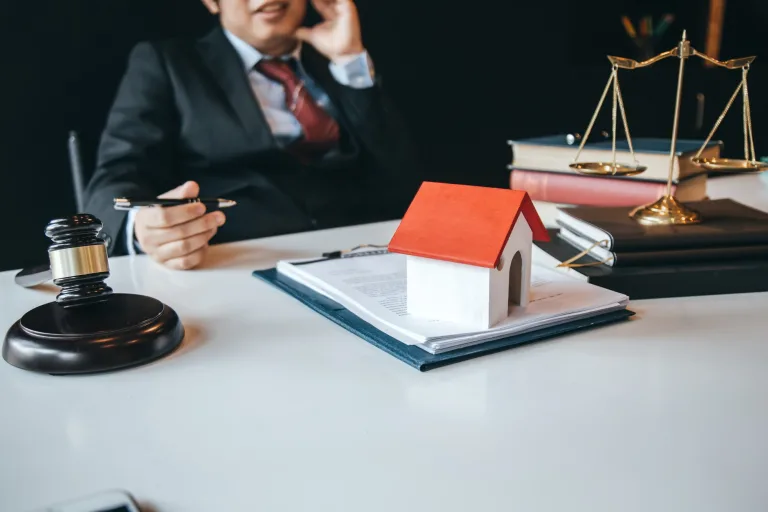 Lawyer who provides legal advice in the office. Trading house legally.