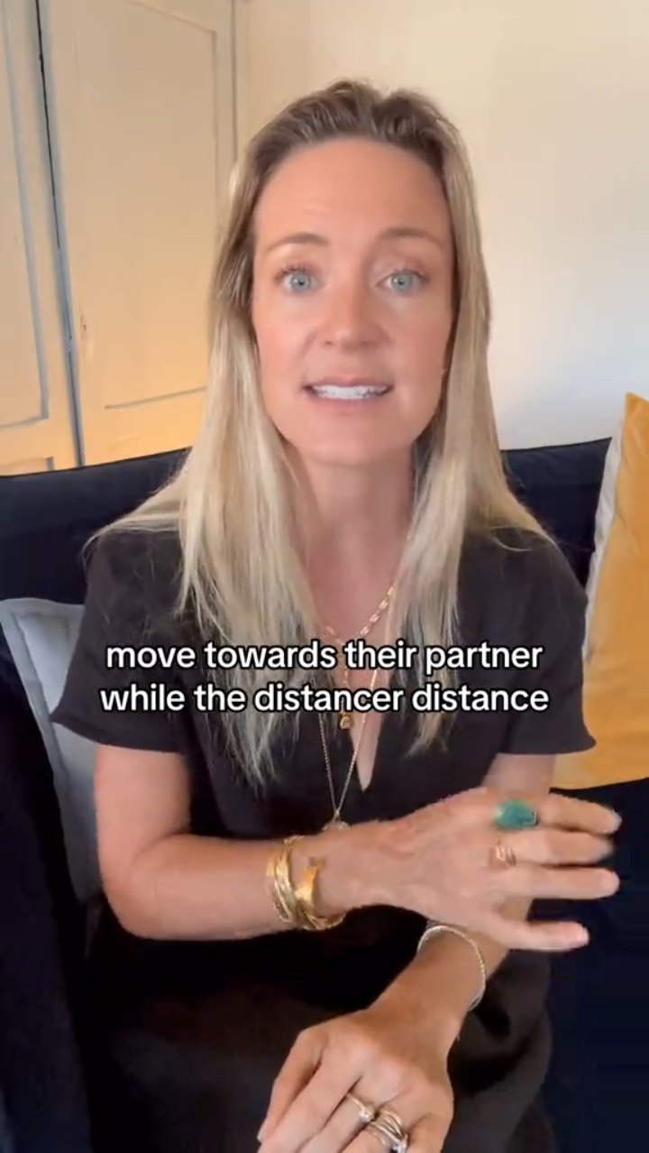 Desiree Spierings explaining the pursuer-distancer cycle in relationships in a TikTok video